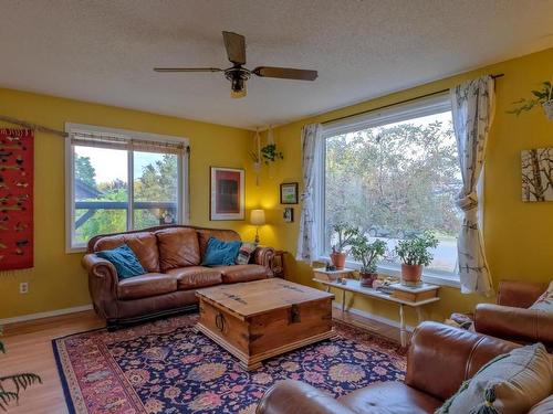 1008 Wilson Avenue, Kelowna, BC - Indoor Photo Showing Living Room