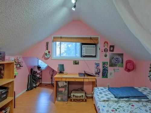 1008 Wilson Avenue, Kelowna, BC - Indoor Photo Showing Bedroom