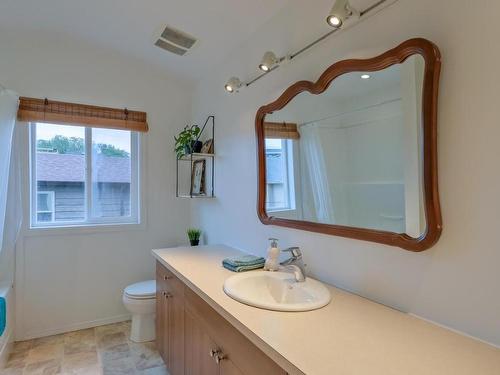 1008 Wilson Avenue, Kelowna, BC - Indoor Photo Showing Bathroom