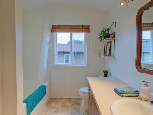 1008 Wilson Avenue, Kelowna, BC - Indoor Photo Showing Bathroom