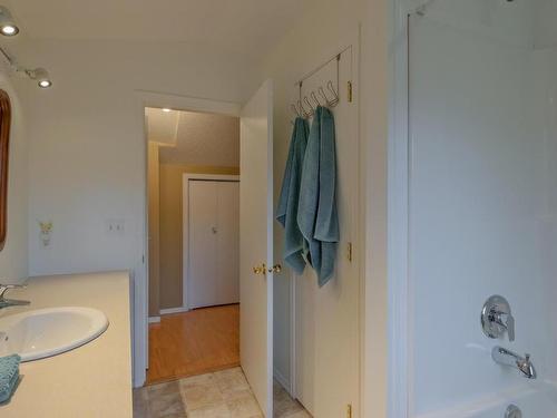 1008 Wilson Avenue, Kelowna, BC - Indoor Photo Showing Bathroom