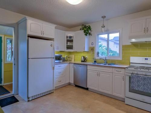 1008 Wilson Avenue, Kelowna, BC - Indoor Photo Showing Kitchen With Double Sink