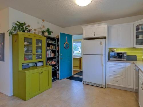 1008 Wilson Avenue, Kelowna, BC - Indoor Photo Showing Kitchen