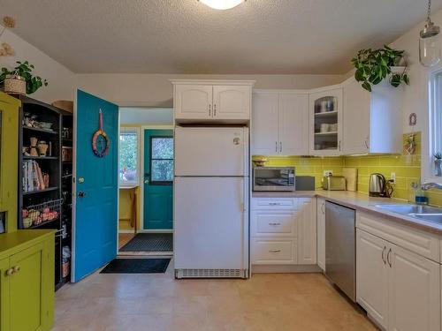 1008 Wilson Avenue, Kelowna, BC - Indoor Photo Showing Kitchen With Double Sink