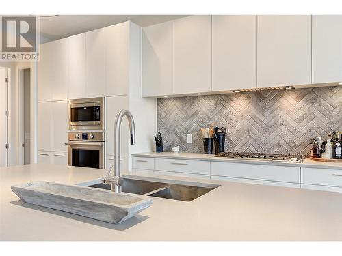 9728 Centrestone Crescent, Lake Country, BC - Indoor Photo Showing Kitchen With Double Sink With Upgraded Kitchen