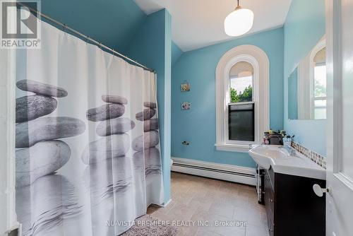 120 Main Street, Southwest Middlesex, ON - Indoor Photo Showing Bathroom