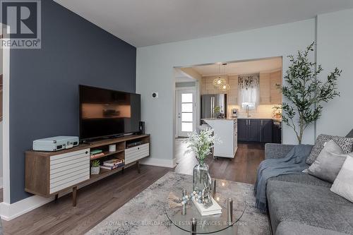 45 Tragina Avenue N, Hamilton, ON - Indoor Photo Showing Living Room