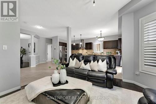 93 Fitzgerald Drive, Cambridge, ON - Indoor Photo Showing Living Room