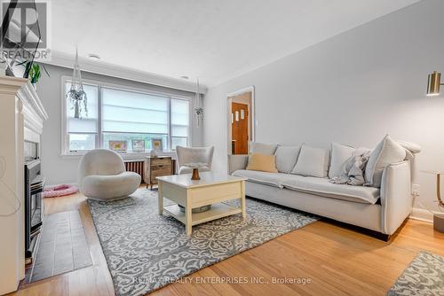 97 Wanita Road, Mississauga, ON - Indoor Photo Showing Living Room