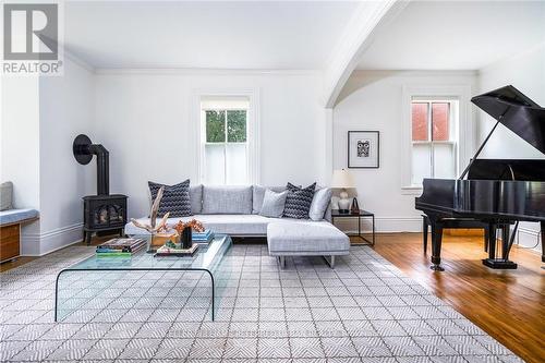 120 Maple Street, Collingwood, ON - Indoor Photo Showing Living Room