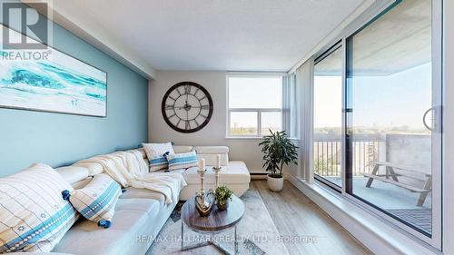 608 - 2500 Bridletowne Circle, Toronto, ON - Indoor Photo Showing Living Room