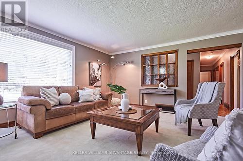 39 Heathfield Drive, Toronto, ON - Indoor Photo Showing Living Room