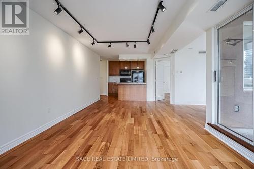 901 - 100 Hayden Street, Toronto, ON - Indoor Photo Showing Kitchen