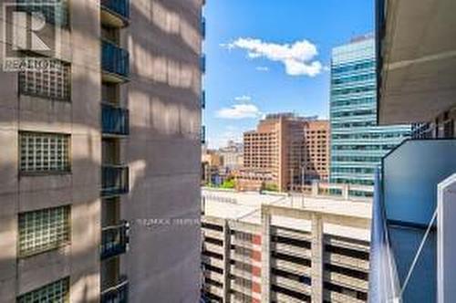 1008 - 770 Bay Street, Toronto, ON - Outdoor