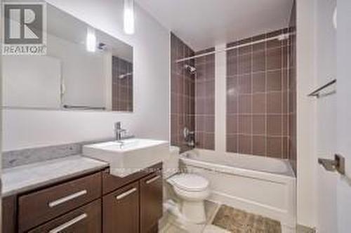 1008 - 770 Bay Street, Toronto, ON - Indoor Photo Showing Bathroom