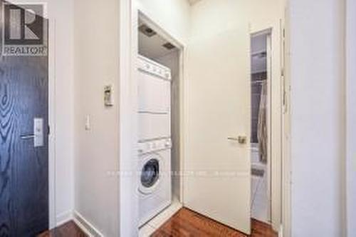 1008 - 770 Bay Street, Toronto, ON - Indoor Photo Showing Laundry Room