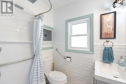 52 Adam Street, Cambridge, ON - Indoor Photo Showing Bathroom