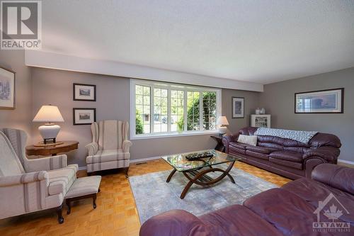 Living Room - 19 Wedgewood Crescent, Ottawa, ON - Indoor Photo Showing Living Room