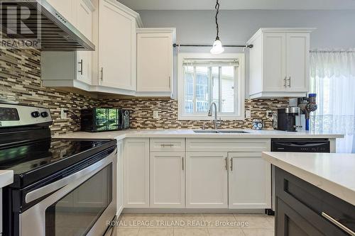 1062 Moy Crescent, London, ON - Indoor Photo Showing Kitchen With Upgraded Kitchen