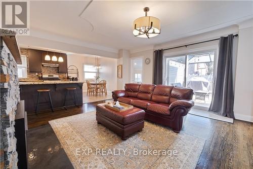 316 Barton Street, Hamilton, ON - Indoor Photo Showing Living Room
