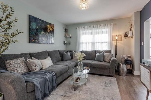 45 Tragina Avenue N, Hamilton, ON - Indoor Photo Showing Living Room