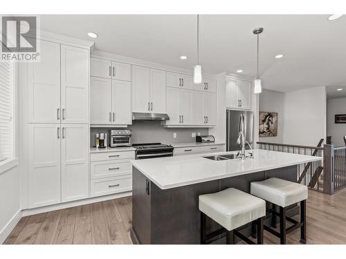 1672 Tower Ranch Drive, Kelowna, BC - Indoor Photo Showing Kitchen With Double Sink With Upgraded Kitchen