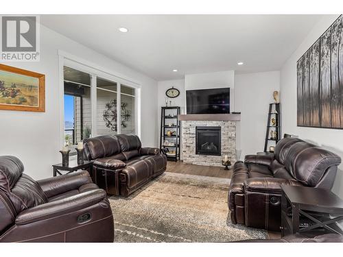 1672 Tower Ranch Drive, Kelowna, BC - Indoor Photo Showing Living Room With Fireplace