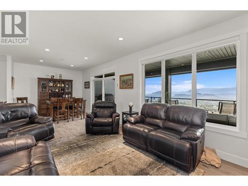 1672 Tower Ranch Drive, Kelowna, BC - Indoor Photo Showing Living Room