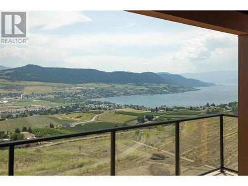 595 Vineyard Way N Unit# 11, Vernon, BC - Indoor Photo Showing Living Room