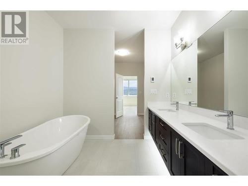 595 Vineyard Way N Unit# 11, Vernon, BC - Indoor Photo Showing Bathroom