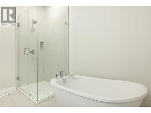 595 Vineyard Way N Unit# 11, Vernon, BC - Indoor Photo Showing Bathroom