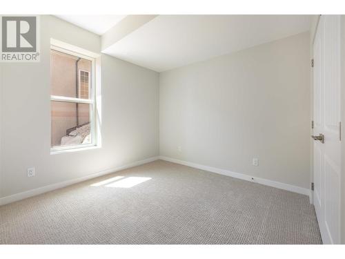 595 Vineyard Way N Unit# 11, Vernon, BC - Indoor Photo Showing Living Room