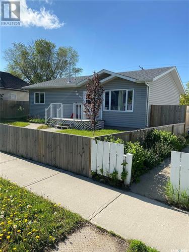 609 Ominica Street E, Moose Jaw, SK - Outdoor