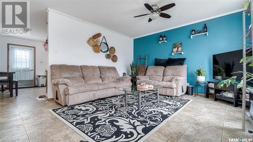 609 Ominica Street E, Moose Jaw, SK - Indoor Photo Showing Living Room