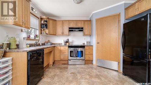 609 Ominica Street E, Moose Jaw, SK - Indoor Photo Showing Kitchen