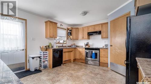 609 Ominica Street E, Moose Jaw, SK - Indoor Photo Showing Kitchen