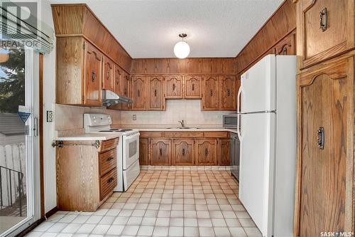 113 Nahanni Drive, Saskatoon, SK - Indoor Photo Showing Kitchen With Double Sink