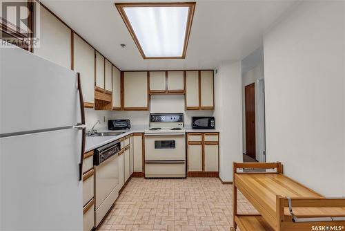 2606 311 6Th Avenue N, Saskatoon, SK - Indoor Photo Showing Kitchen