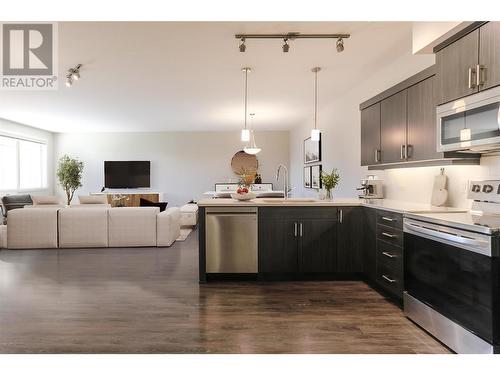 3733 Casorso Road Unit# 418, Kelowna, BC - Indoor Photo Showing Kitchen With Upgraded Kitchen