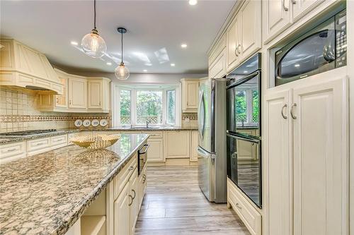 341 Acacia Court, Oakville, ON - Indoor Photo Showing Kitchen With Upgraded Kitchen