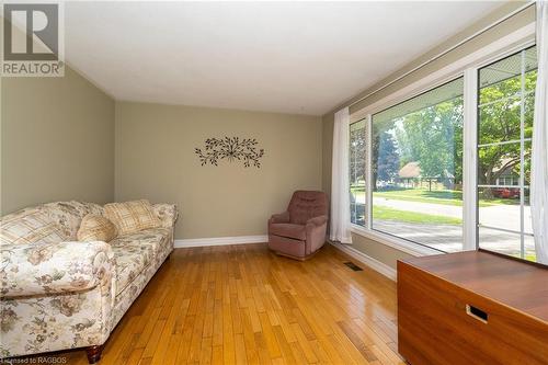 1342 8Th Avenue W, Owen Sound, ON - Indoor Photo Showing Living Room