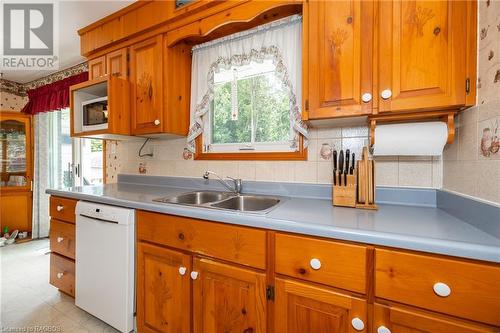 1342 8Th Avenue W, Owen Sound, ON - Indoor Photo Showing Kitchen With Double Sink
