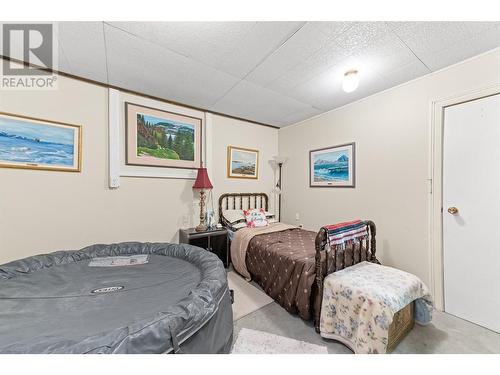 412 Vanderlinde Drive, Keremeos, BC - Indoor Photo Showing Bedroom