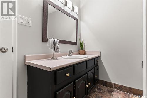 2030 Braun Bay E, Regina, SK - Indoor Photo Showing Bathroom
