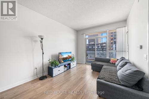 411 - 35 Watergarden Drive, Mississauga, ON - Indoor Photo Showing Living Room