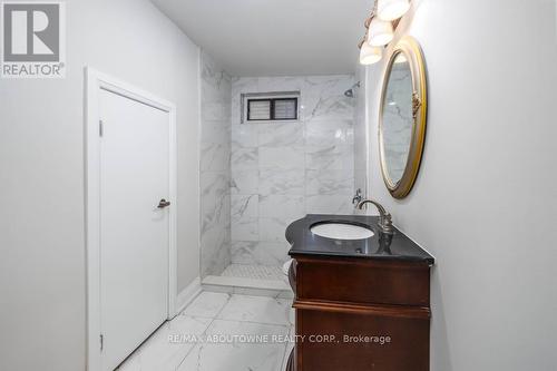 131 West Avenue N, Hamilton, ON - Indoor Photo Showing Bathroom