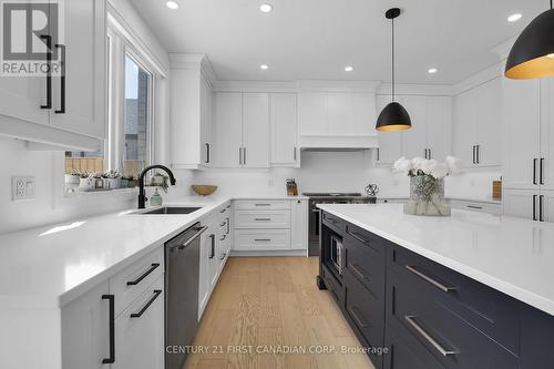 28 Greenbrier Ridge, Thames Centre (Dorchester), ON - Indoor Photo Showing Kitchen With Upgraded Kitchen