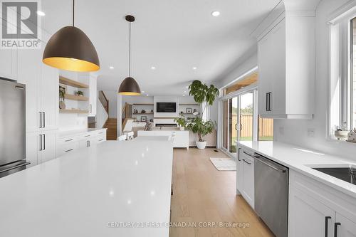 28 Greenbrier Ridge, Thames Centre (Dorchester), ON - Indoor Photo Showing Kitchen With Upgraded Kitchen