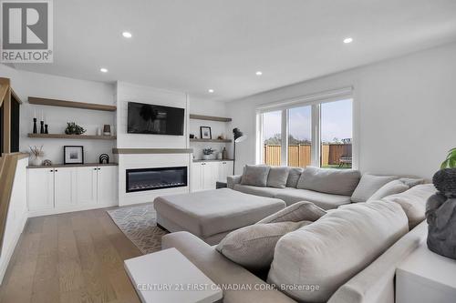 28 Greenbrier Ridge, Thames Centre (Dorchester), ON - Indoor Photo Showing Living Room With Fireplace