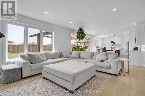 28 Greenbrier Ridge, Thames Centre (Dorchester), ON - Indoor Photo Showing Living Room